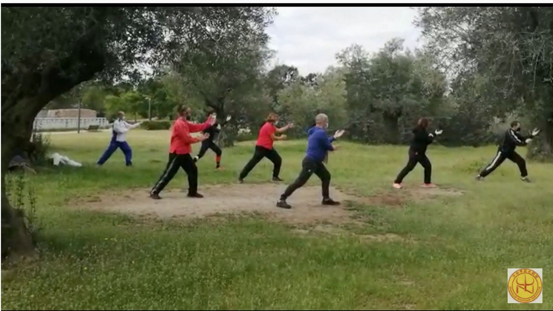 Gente practicando taichichuan en el parque